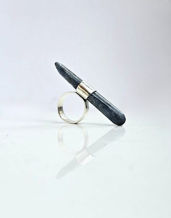 Kianīta sudraba gredzens, horizontāls, 17,5. izmērs 